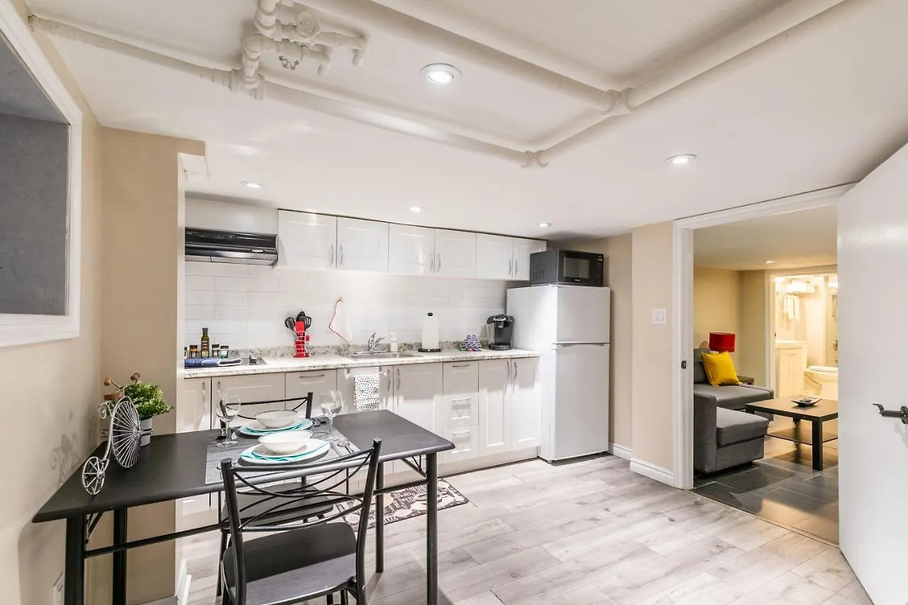 Newly Renovated - Cozy 1Br Apt With Netflix - Prime Location 0*, Toronto